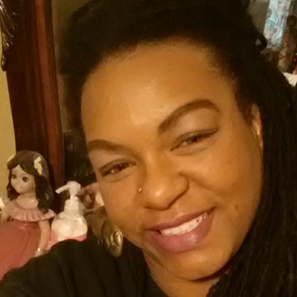 Meet your Posher, Carolyn Grace - Picture 2 of 2